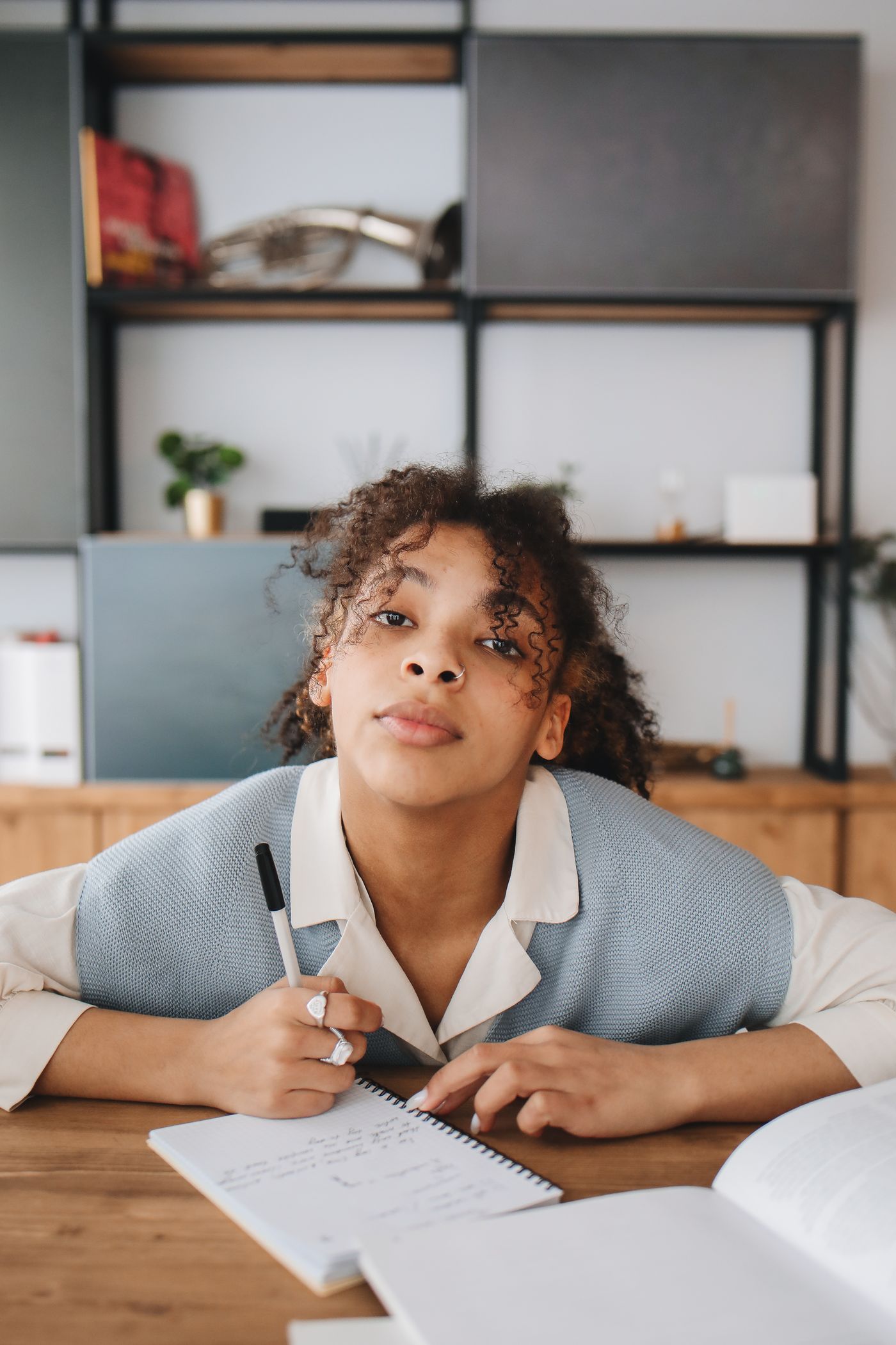 Adolescente organiza ideias por escrito em um caderno