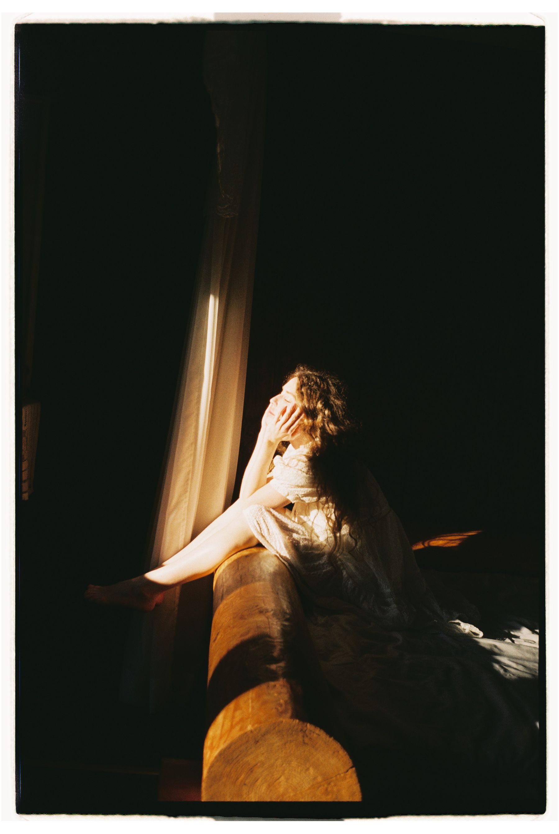 Mulher sentada junto à luz natural em um momento de pausa