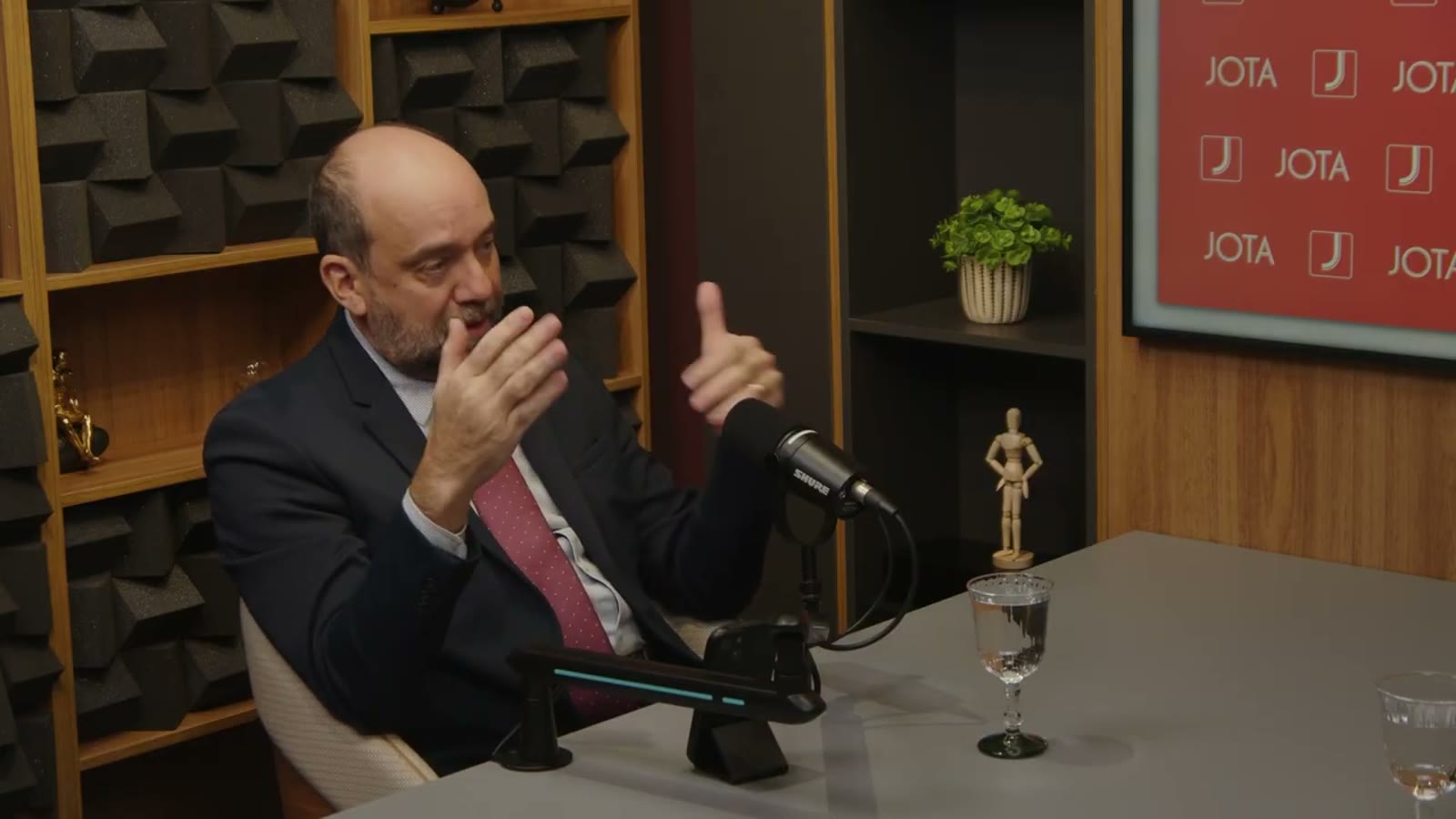 Vinícius Carvalho Pinheiro responde sobre quem responde pelo algoritmo?