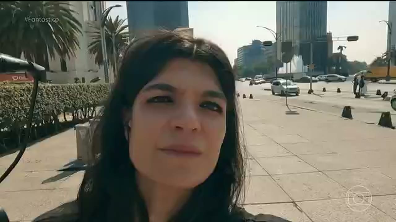 Repórter diante do antimonumento dedicado a jornalistas assassinados