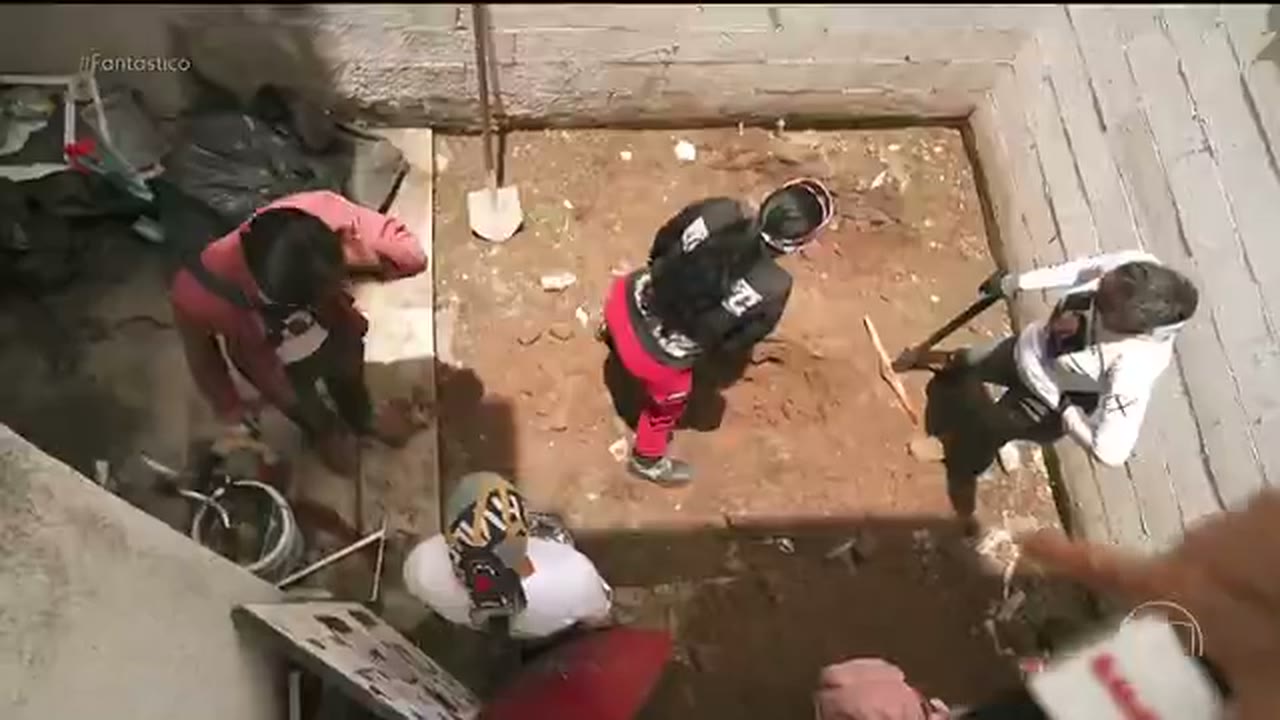 Grupo de familiares realiza uma busca em uma casa abandonada