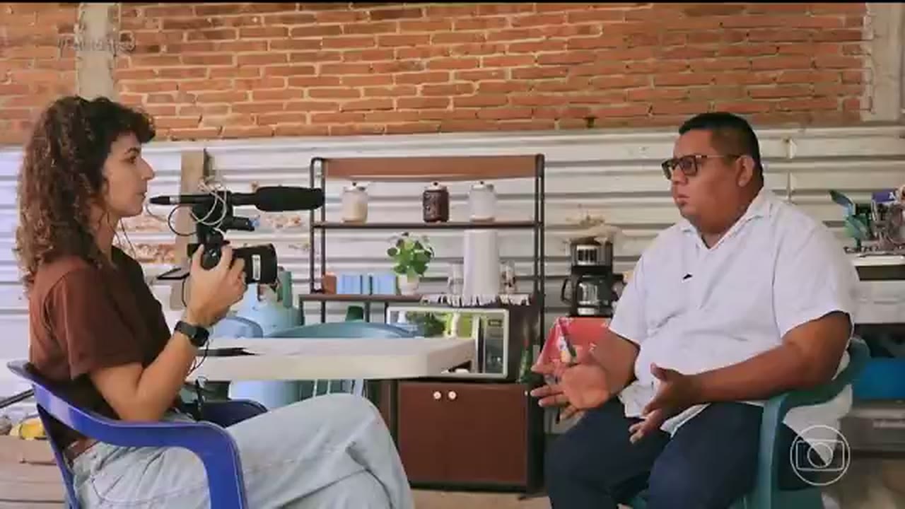 O jornalista Óscar Merino Ruiz conversa com a reportagem