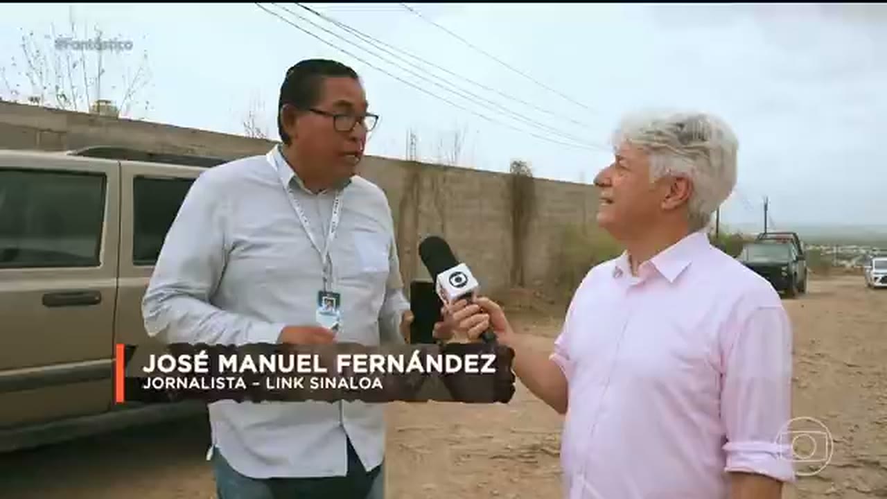 Caco Barcellos conversa com um jornalista local em Culiacán