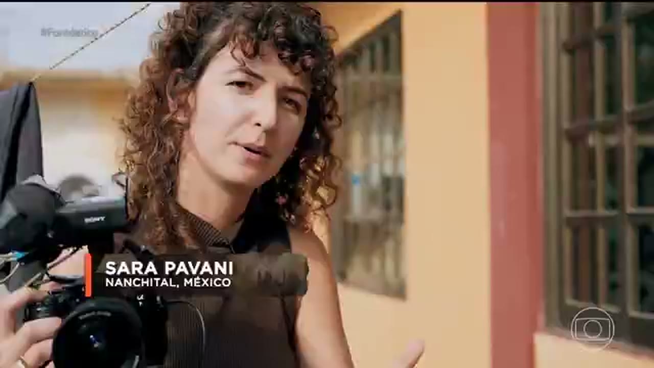 A repórter Sara Pavani durante a gravação no México