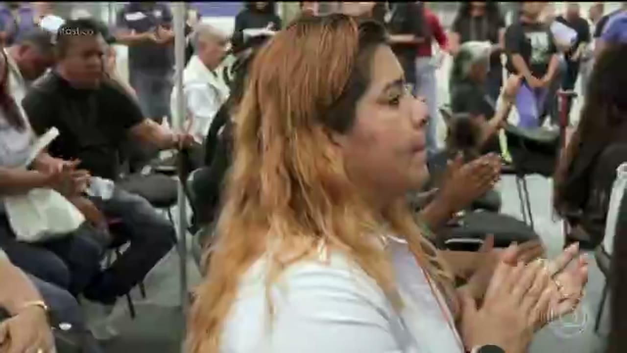 Mulher participa de um ato público em memória de jornalistas