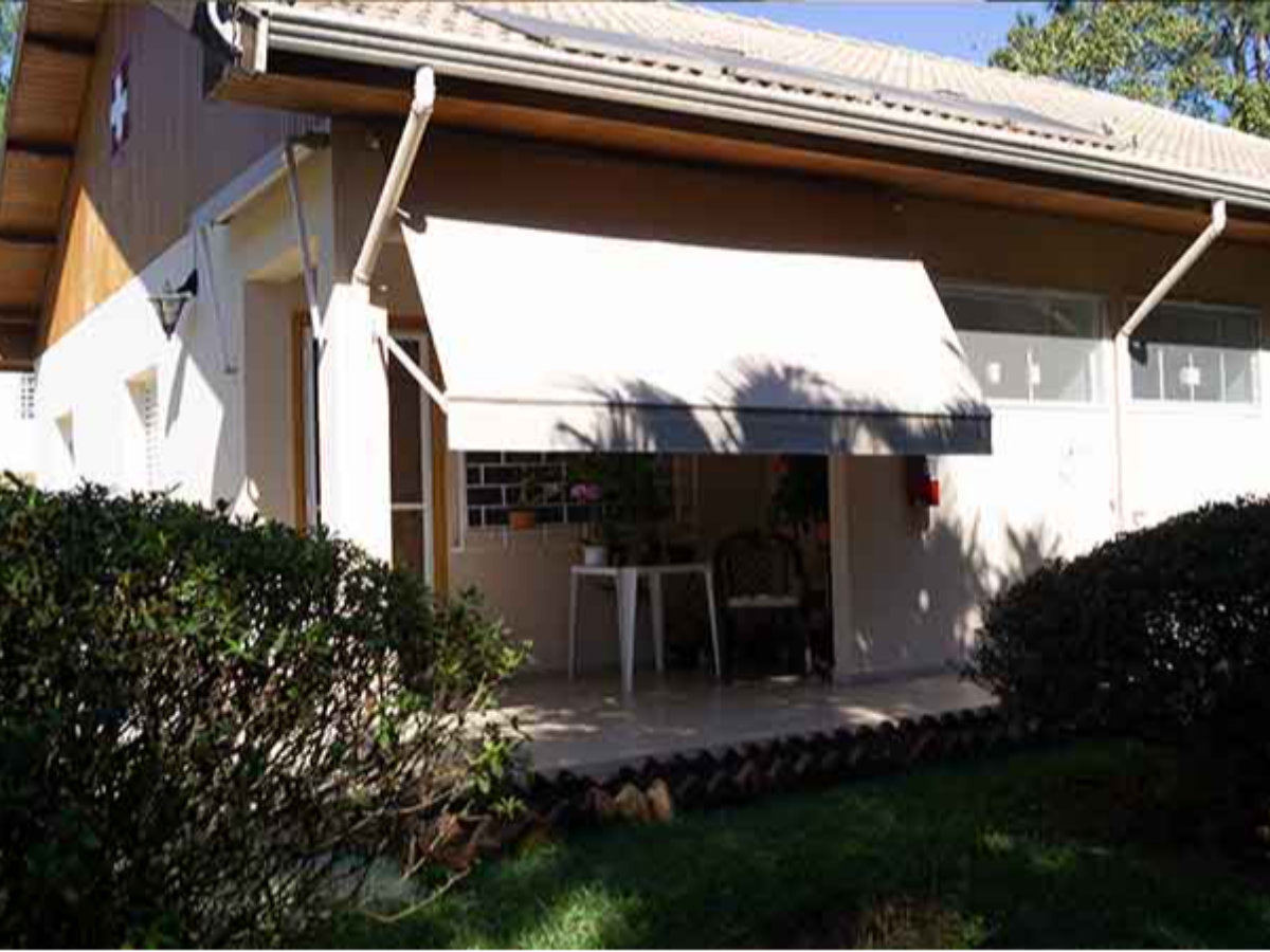 Vista de 3 chalés de 55m² no Retiro Suíço