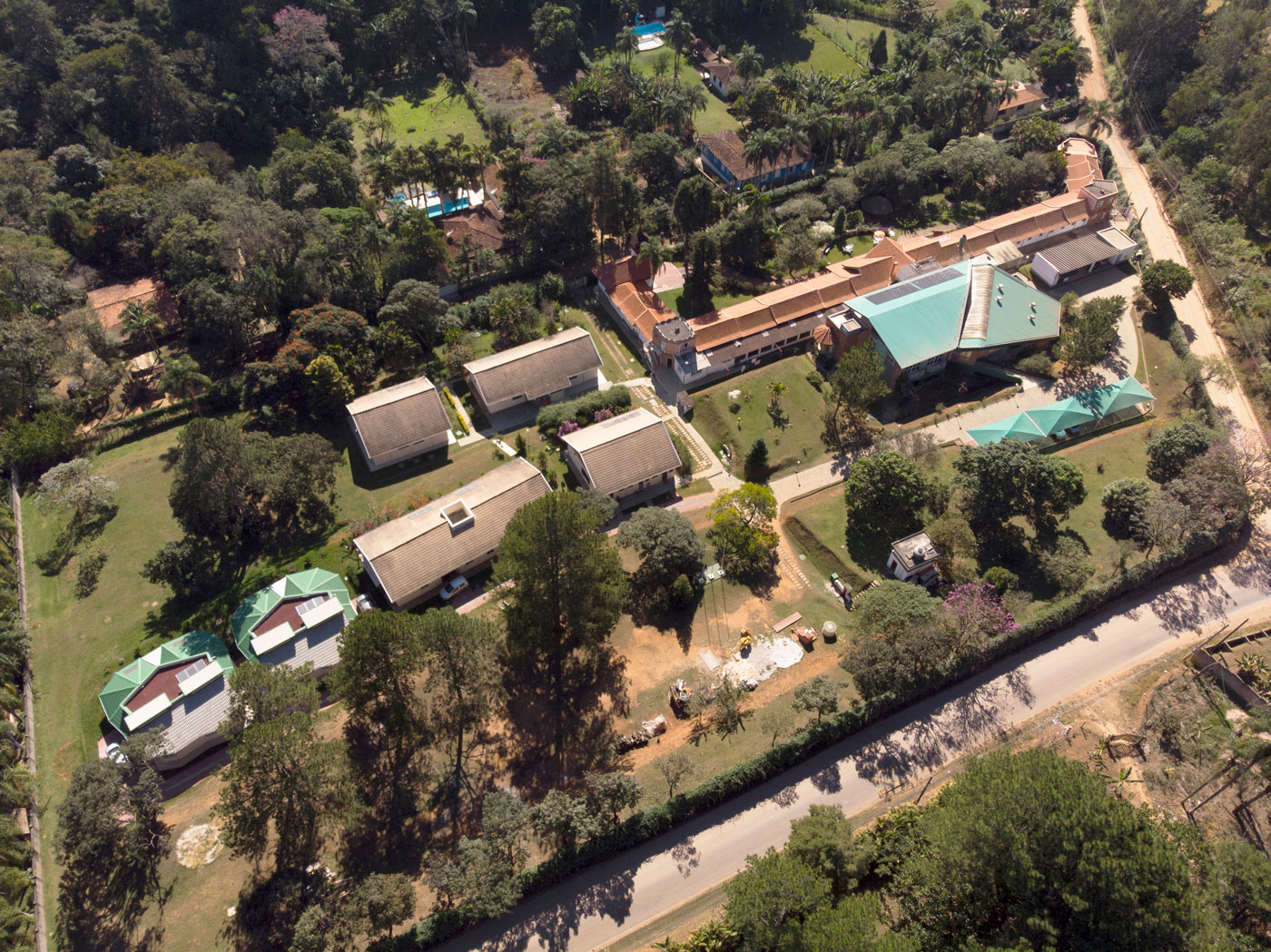 Vista aérea da área verde e das edificações do Retiro Suíço